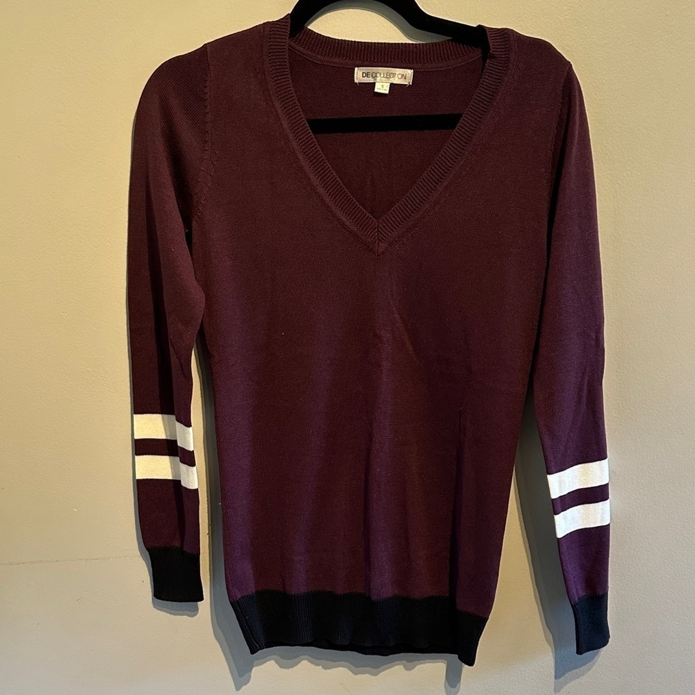🌸Burgundy V-Neck Sweater with White Stripes